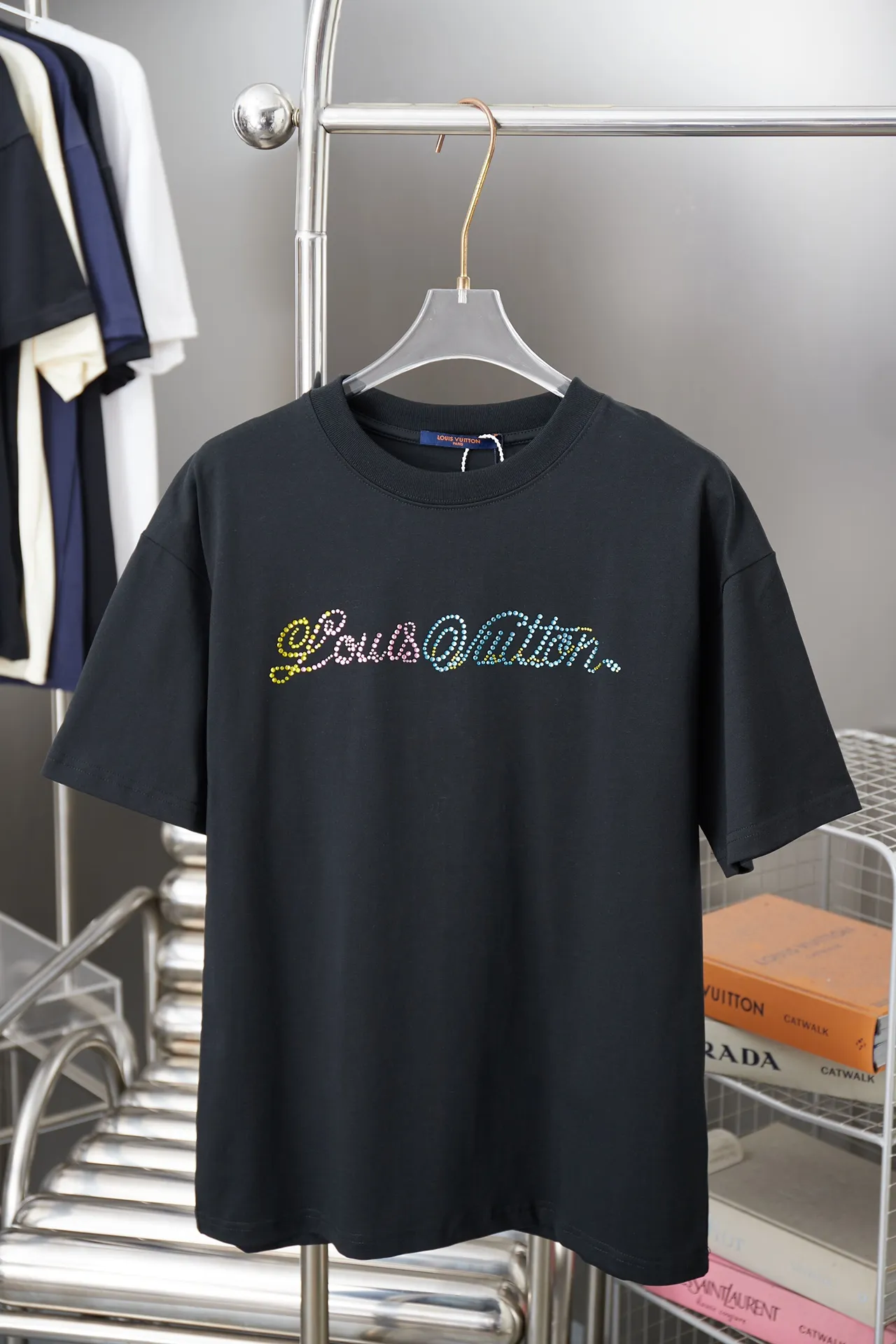 🅿️180 1V 25SS early spring new style Short sleeves with embroidered hot diamond letters Light luxury A must-have item for daily commuting for men and women Correct version Welcome to compare Detailed features · 320g 100% pure cotton double yarn jersey fabric · Special thickening in the same vat 32 pieces double-strand 1X1 thread · Imported Tajima machine embroidery petals . High temperature Australian imported colored diamonds · Double-needle sewing and cross-seam technology · Original main mark, washed tag, brand moisture-proof paper packaging Color: black/white Size: S/M/L/XL